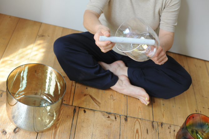 Nora Meierkord, Sound Medicine, Klangbad mit drei Kristallklangschalen, Foto Barbara Dietl